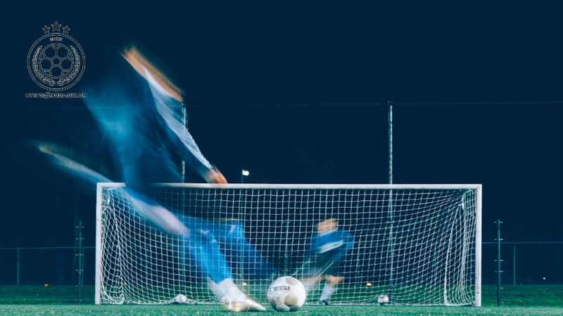 Vai Trò Của Cầu Thủ Lloyd Kelly Trong Hệ Thống Phòng Ngự